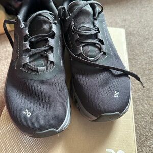 On-cloud running sneakers